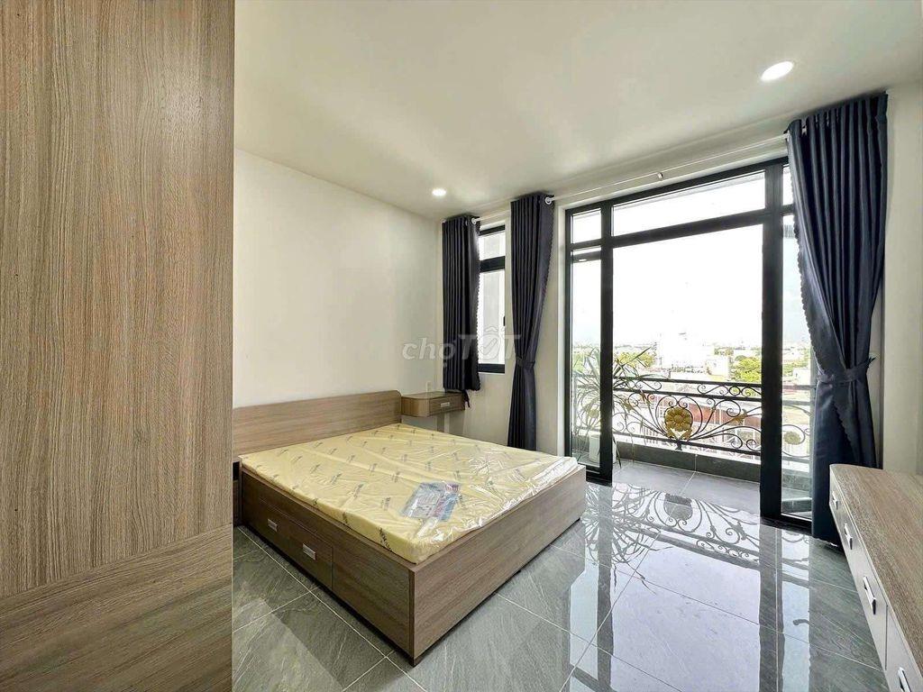 Căn hộ ban công , nội thất đầy đủ.
