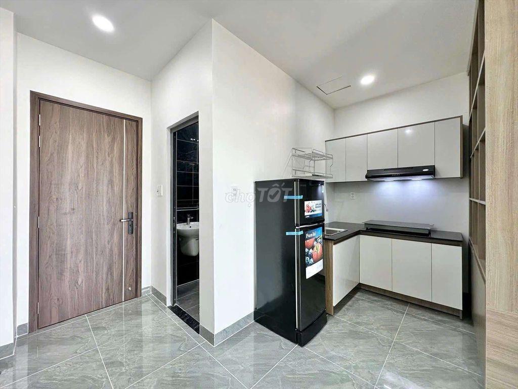 Căn hộ ban công , nội thất đầy đủ.