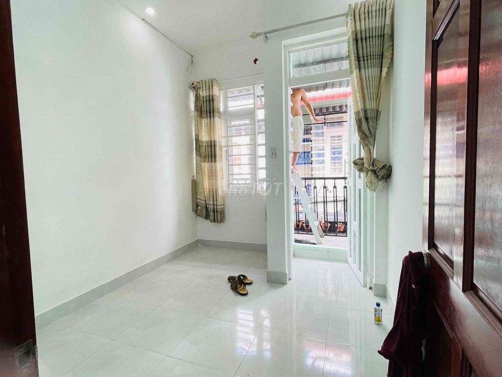 Nhà 1 lầu 2 phòng Ngay Gần Trường Cao đẳng Điện Lực Hà Huy Giáp Q1