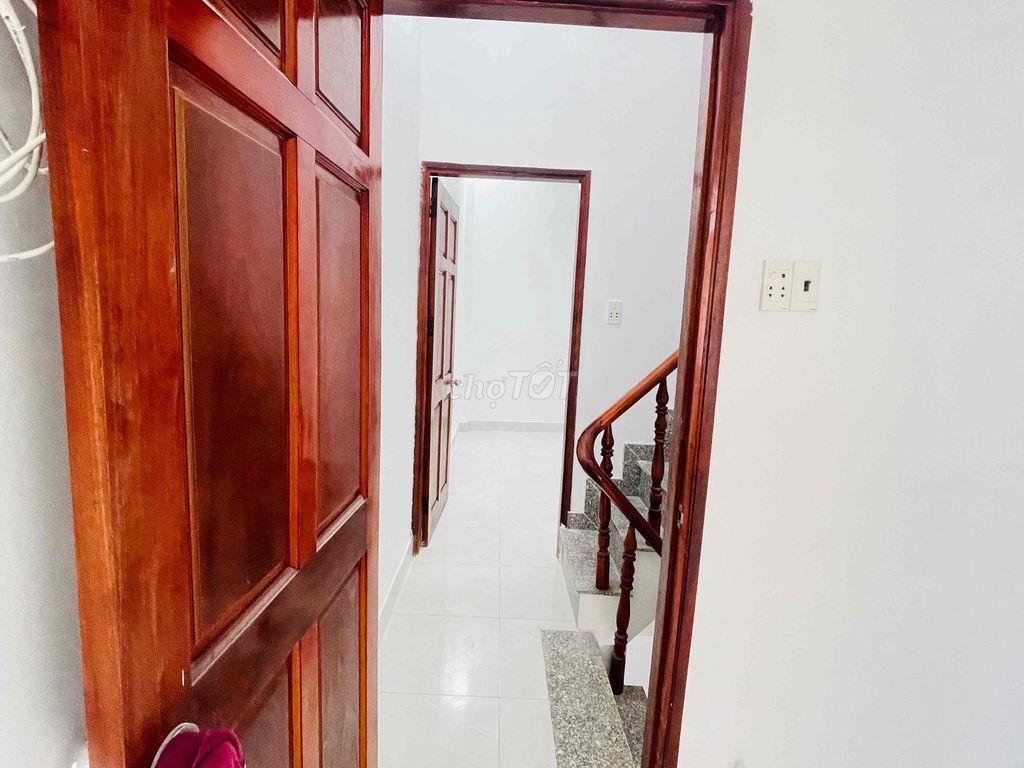 Nhà 1 lầu 2 phòng Ngay Gần Trường Cao đẳng Điện Lực Hà Huy Giáp Q1