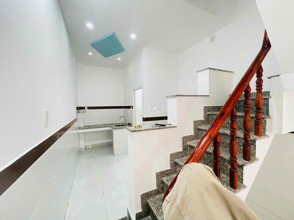 Nhà 1 lầu 2 phòng Ngay Gần Trường Cao đẳng Điện Lực Hà Huy Giáp Q1