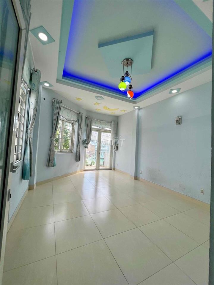 Cho Thuê Nhà DT 180m2 1Trệt 2Lầu 3Pn 3Wc Sân Thượng Hẻm Xe Tải Đậu