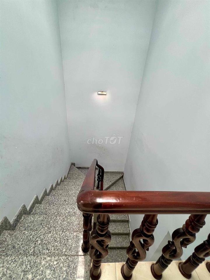 Cho Thuê Nhà DT 180m2 1Trệt 2Lầu 3Pn 3Wc Sân Thượng Hẻm Xe Tải Đậu