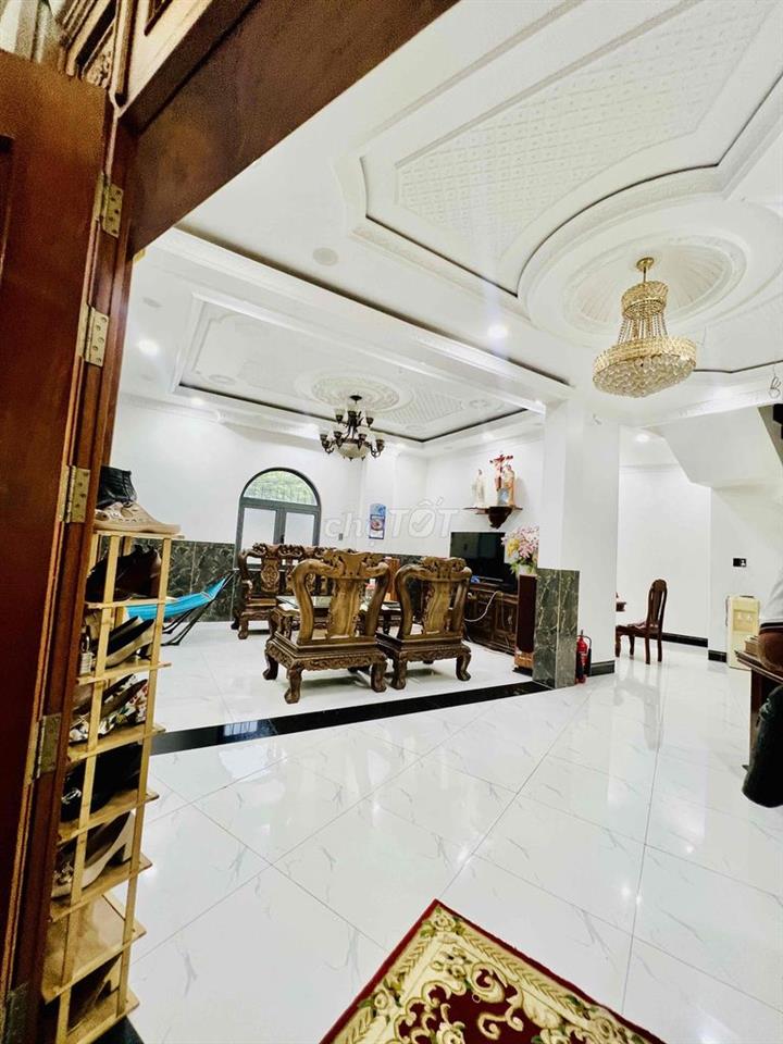 Cho Thuê Nguyên Căn Biệt Thự DT 800m2 1Trệt 3Lầu 6Pn 6Wc Sân Vườn