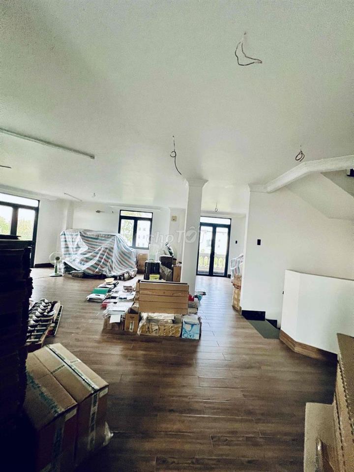 Cho Thuê Nguyên Căn Biệt Thự DT 800m2 1Trệt 3Lầu 6Pn 6Wc Sân Vườn
