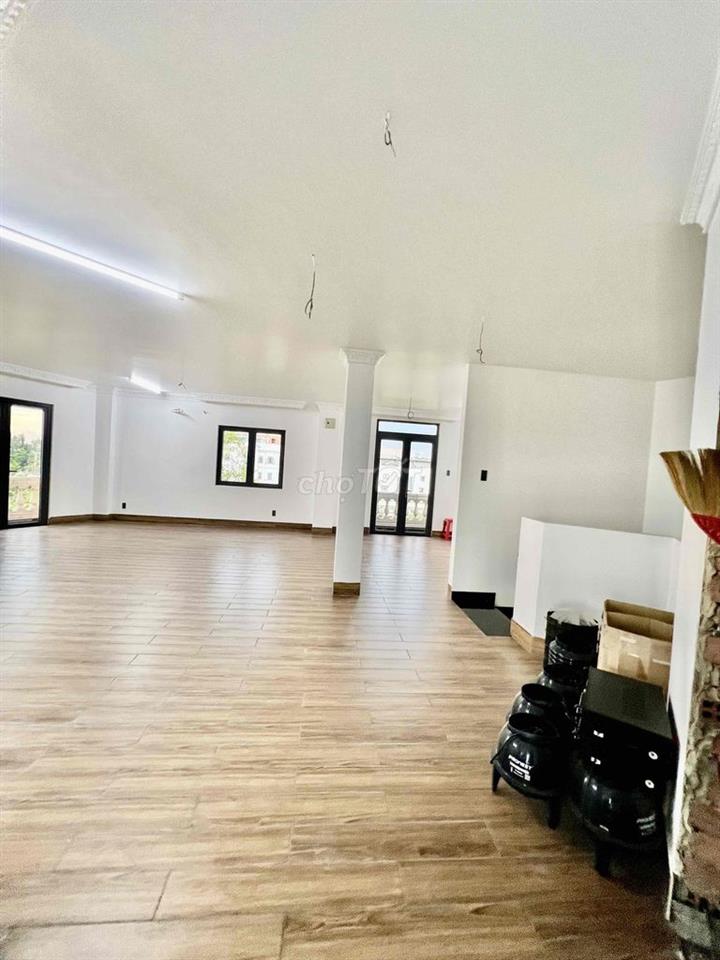 Cho Thuê Nguyên Căn Biệt Thự DT 800m2 1Trệt 3Lầu 6Pn 6Wc Sân Vườn