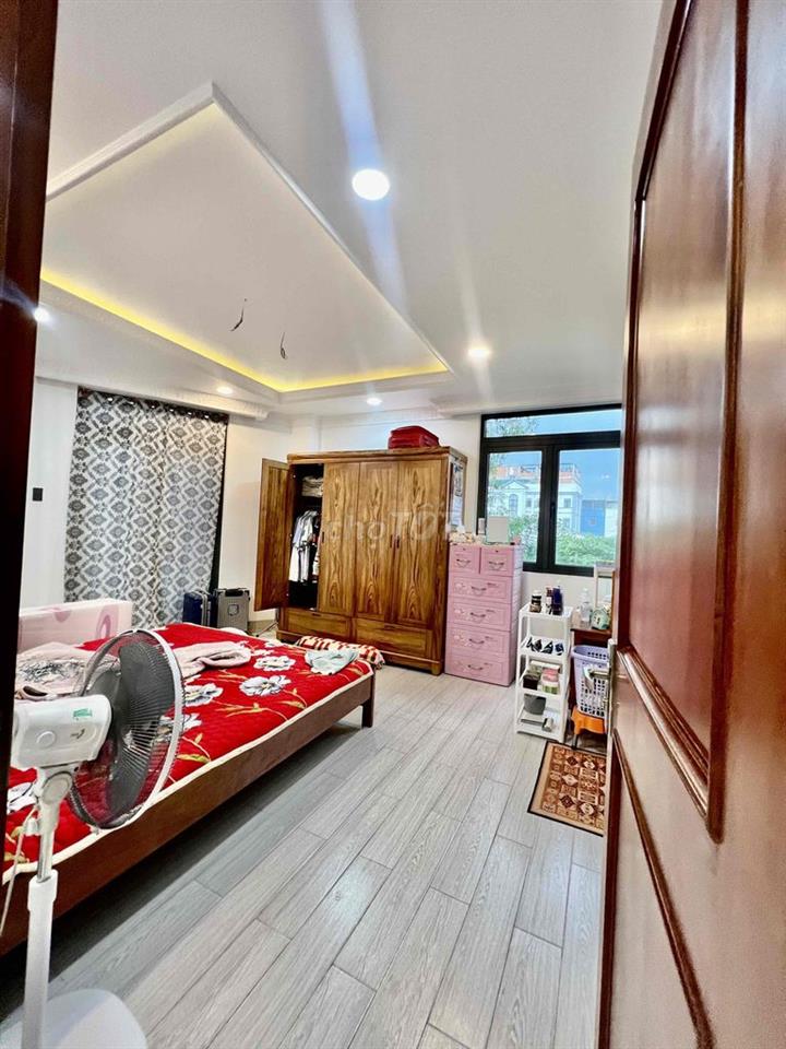 Cho Thuê Nguyên Căn Biệt Thự DT 800m2 1Trệt 3Lầu 6Pn 6Wc Sân Vườn