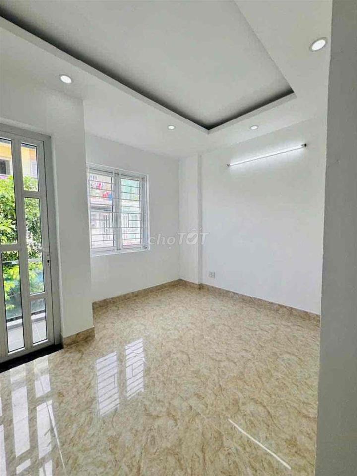 Cho Thuê Nhà DT 4x25m Sân Rộng Đậu 2 Ôtô 3Lầu 4Pn 5Wc Sân thượng