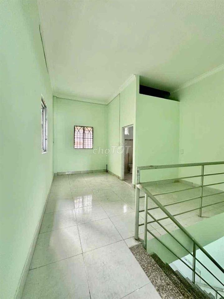 Cho Thuê Nhà Ngay Cầu Ngã Tư Ga Dt 5x15 1Trệt 1Lầu 2Pn 2Wc Sân Hẻm Ôtô
