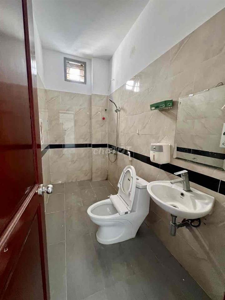 Cho Thuê Nguyên Biệt Thự Sân Vườn DT 10x40m 1Trệt 1Lầu 4Pn 4Wc Hẻm Tải