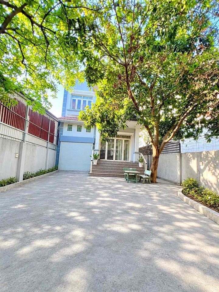 Cho Thuê Nguyên Biệt Thự Sân Vườn DT 10x40m 1Trệt 1Lầu 4Pn 4Wc Hẻm Tải