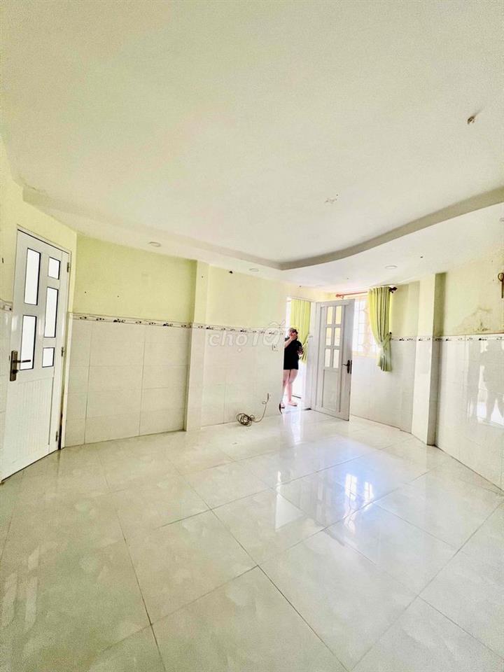 Cho Thuê Nhà DT 5x20 1Trệt 2Lầu 4Pn 4Wc Sân Thượng Hẻm Xe Tải