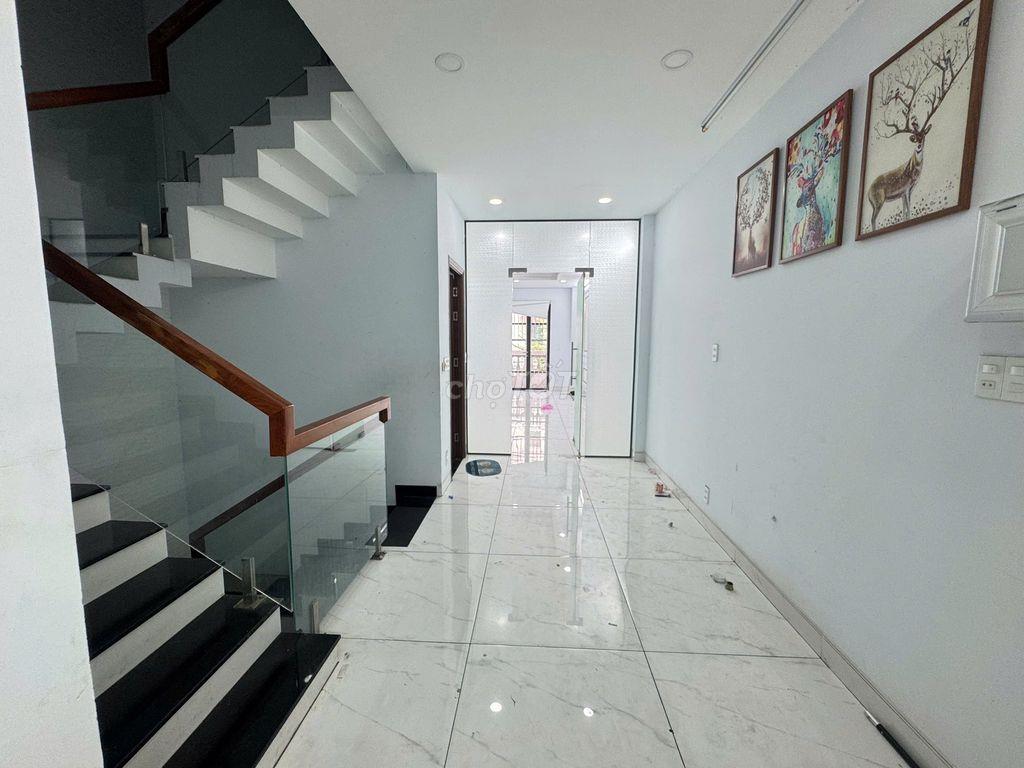 nguyên lầu 1 văn phòng cityland 10tr