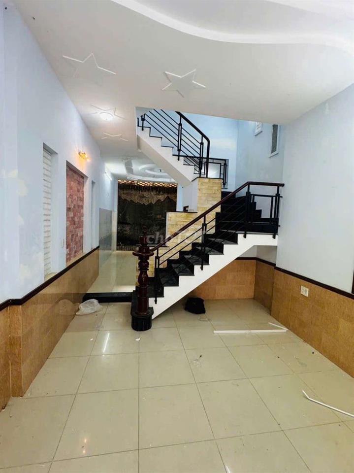 CHO THUÊ NAHF HẺM XE HƠI THÔNG 4PN 5WC LÊ VĂN THỌ P9 GÒ VẤP