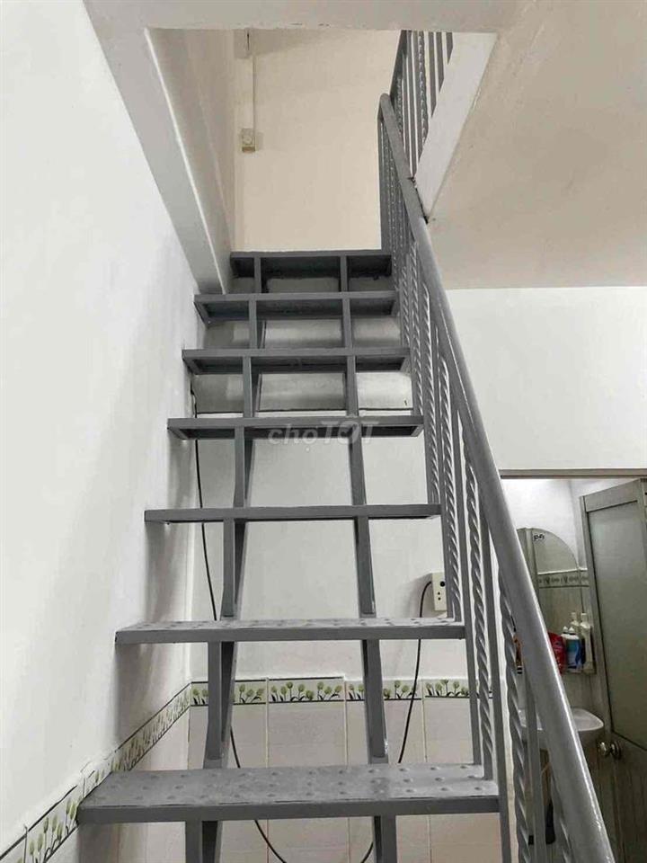 Nhà Thuê 4x11 Gác Lửng 3Pn 1Wc Hẻm 637 Quang Trung