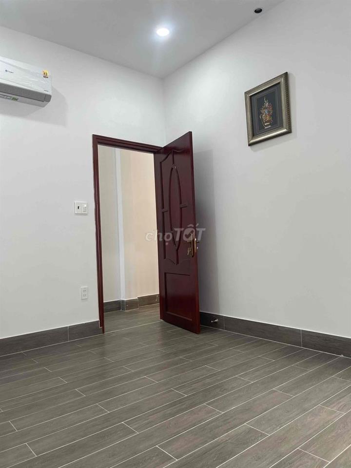 nhà ngang RỘNG HIẾM 5.60 m dài 11m  btct đường 4 mét giấy tờ chính chủ