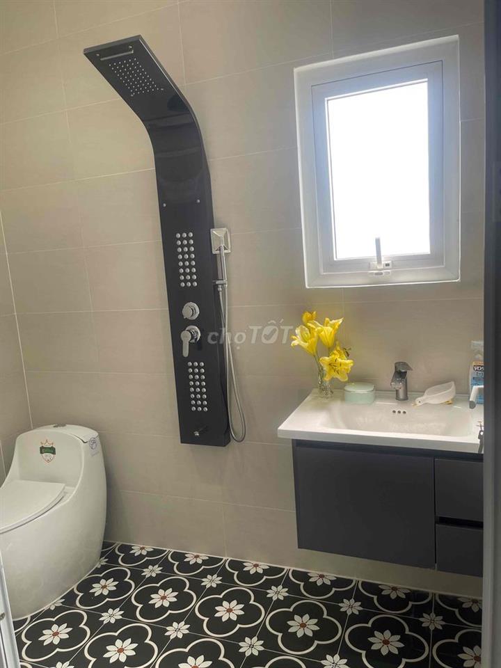 nhà ngang RỘNG HIẾM 5.60 m dài 11m  btct đường 4 mét giấy tờ chính chủ