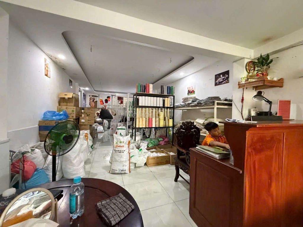 Gấp bán nhà mặt tiền đường lớn sát trường ĐH 