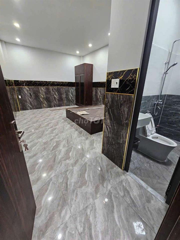 Mt đường lớn 12p +12wc giá còn TL 
