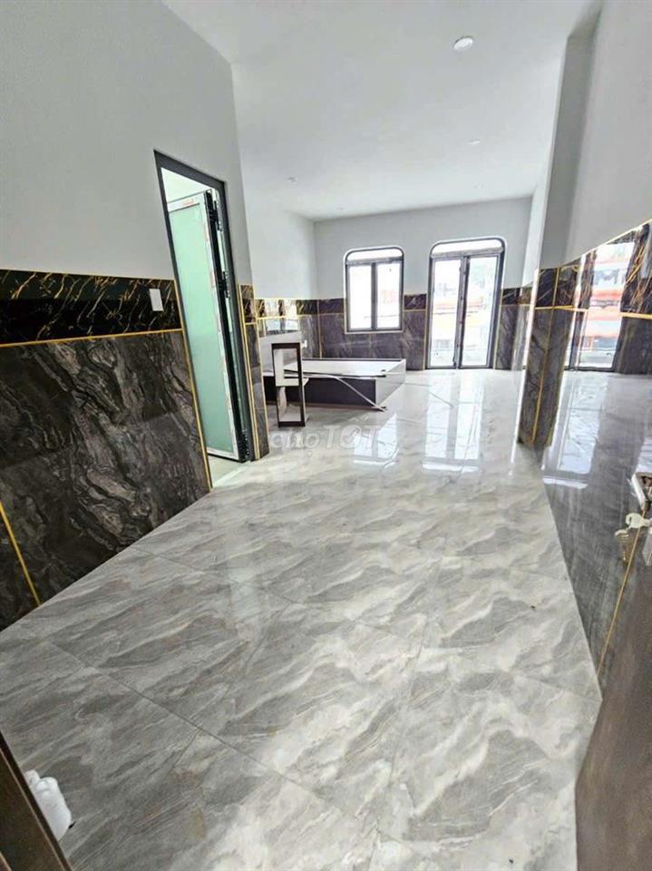 Mt đường lớn 12p +12wc giá còn TL 