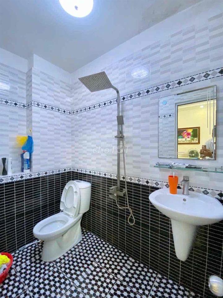 NHÀ 2 MT, DÒNG TIỀN