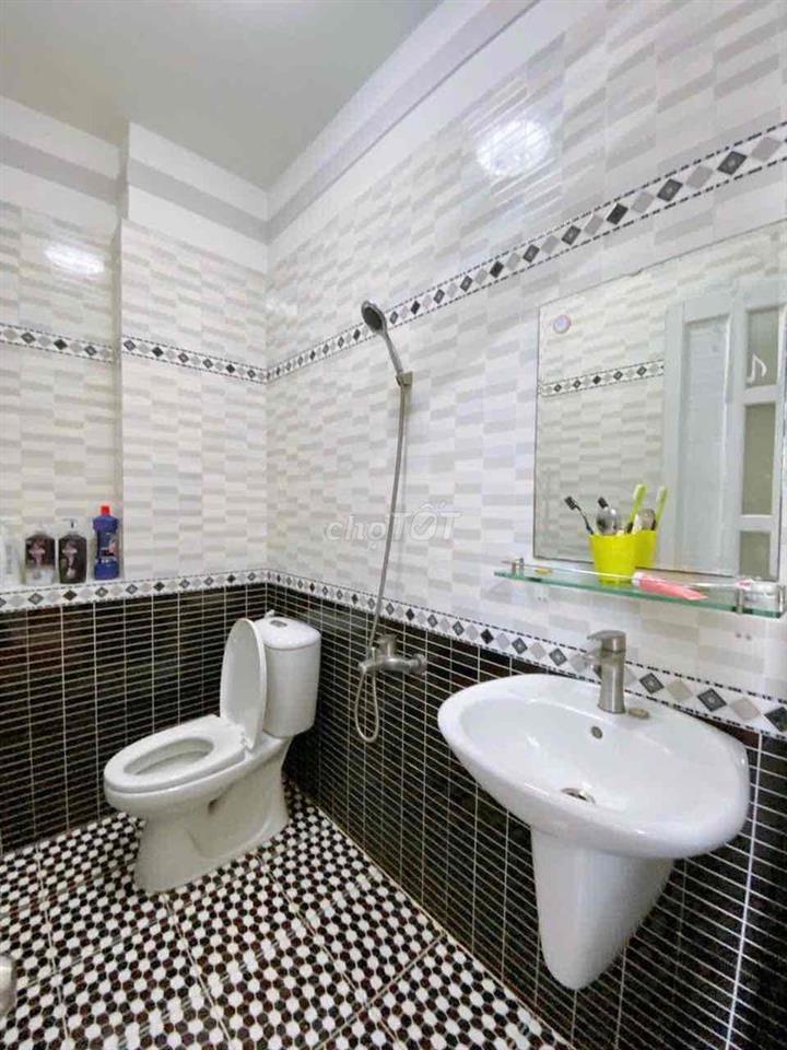 NHÀ 2 MT, DÒNG TIỀN