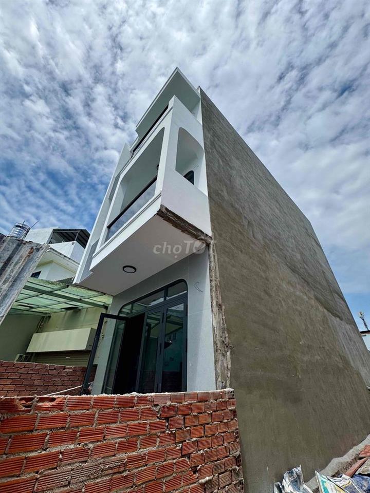 Nhà xây mới sát bên Hiệp Thành City, hẻm ô tô thông, chỉ 30m ra MT