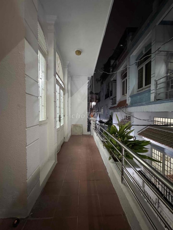 Nhà cách công viên Làng Hoa 150m, 2 tầng 5.5x9, 20m ra hẻm ô tô