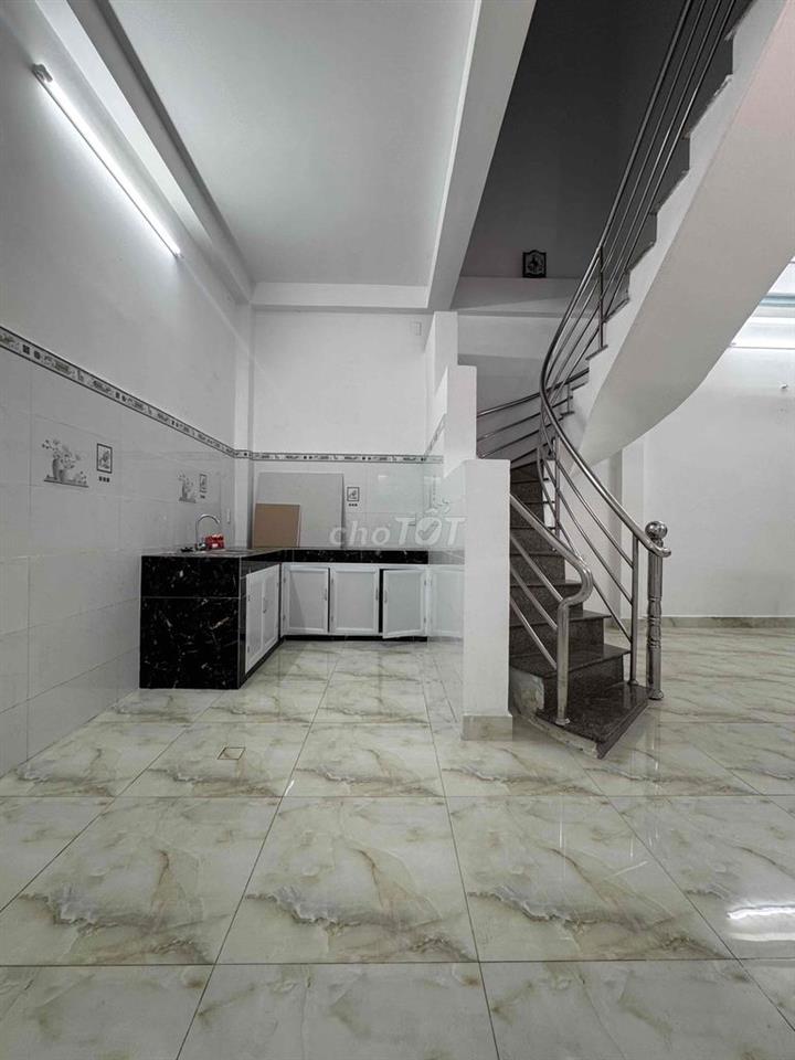 Nhà cách công viên Làng Hoa 150m, 2 tầng 5.5x9, 20m ra hẻm ô tô