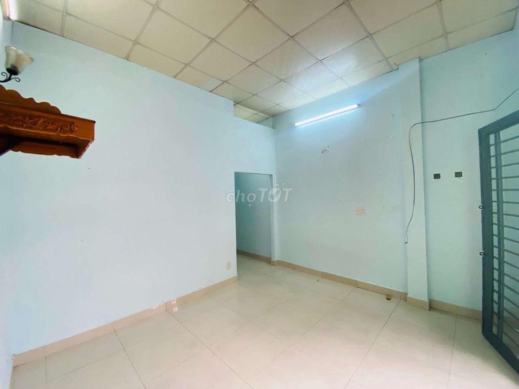 Ngộp Mới Có Nhú: 3 Tỷ Nhà Cấp 4 , DT Rộng , Ô Tô Đổ Cửa .