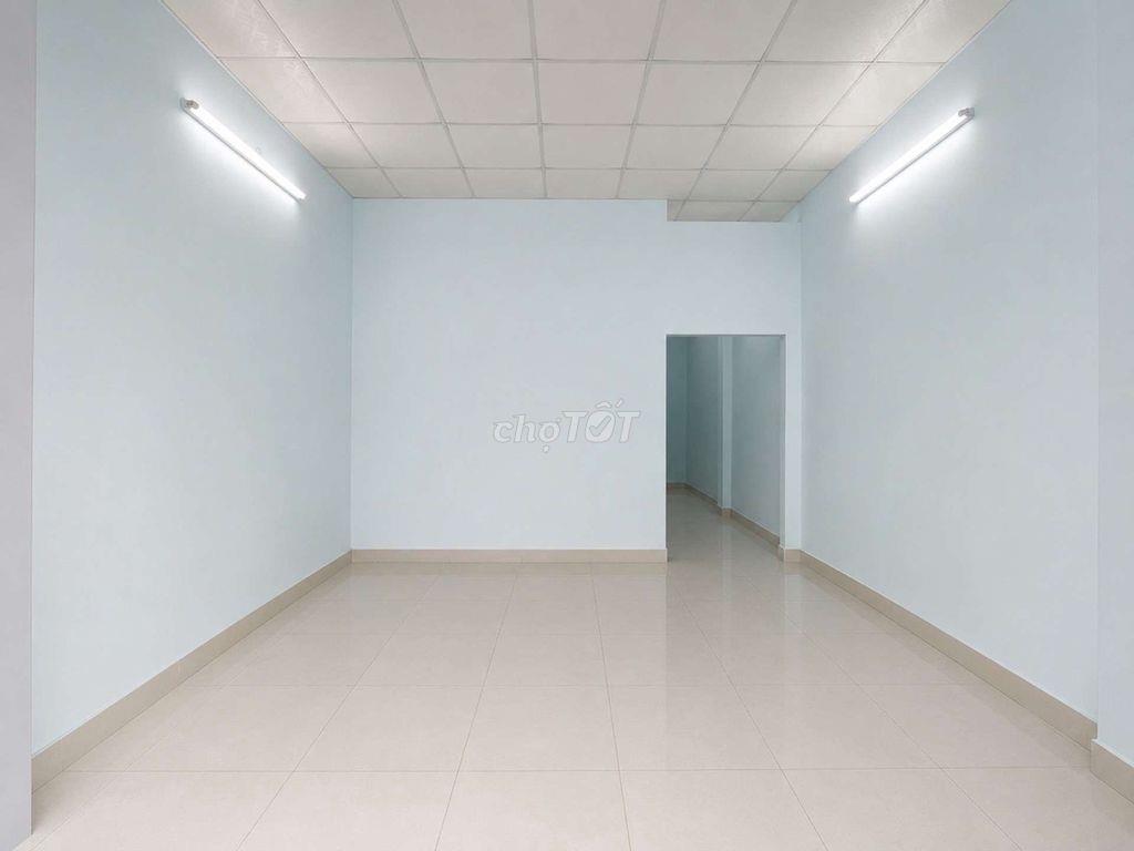 Ngộp Mới Có Nhú: 3 Tỷ Nhà Cấp 4 , DT Rộng , Ô Tô Đổ Cửa .