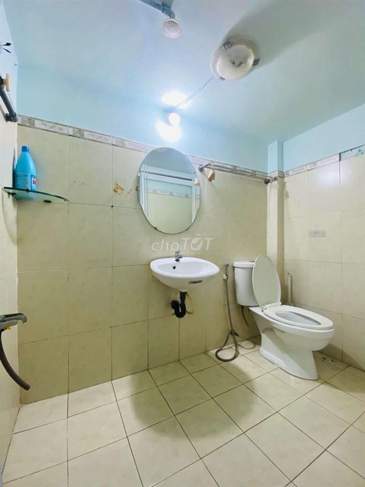 Ngộp Mới Có Nhú: 3 Tỷ Nhà Cấp 4 , DT Rộng , Ô Tô Đổ Cửa .