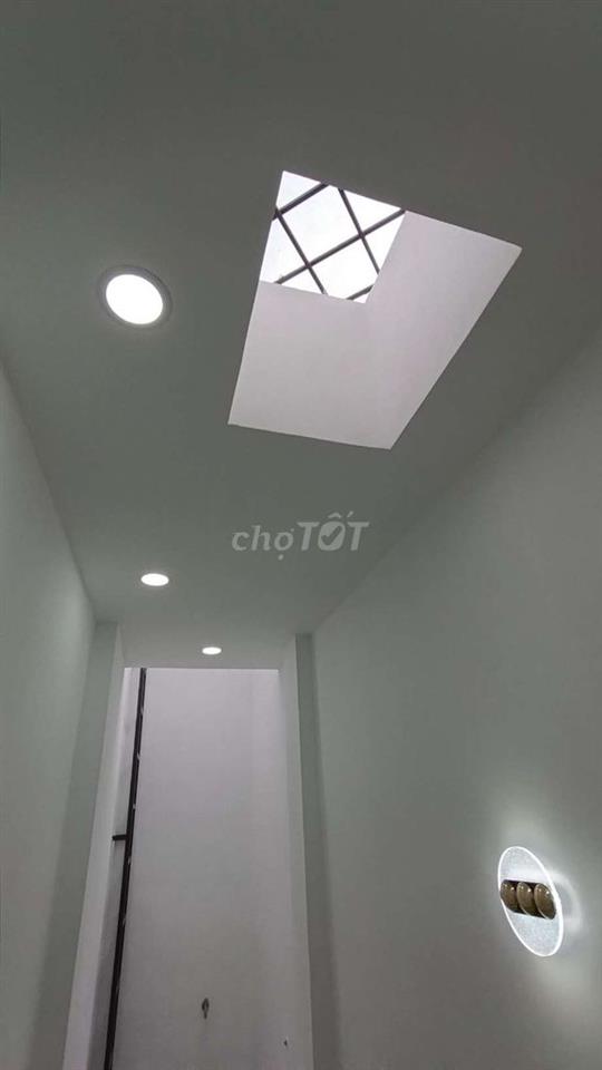 CHỈ 2 Đ / 3 TẦNG / 2PN/ 3 WC / Ô TÔ ĐỖ CỬA/ 1 TRỤC QUANG TRUNG .