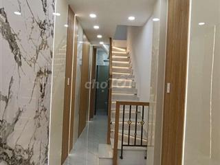 CHỈ 2 Đ / 3 TẦNG / 2PN/ 3 WC / Ô TÔ ĐỖ CỬA/ 1 TRỤC QUANG TRUNG .