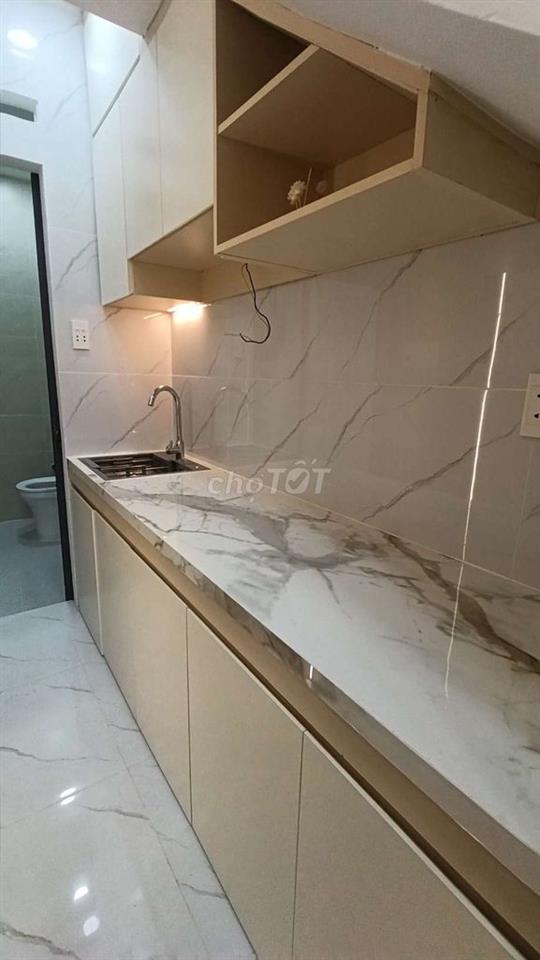 CHỈ 2 Đ / 3 TẦNG / 2PN/ 3 WC / Ô TÔ ĐỖ CỬA/ 1 TRỤC QUANG TRUNG .