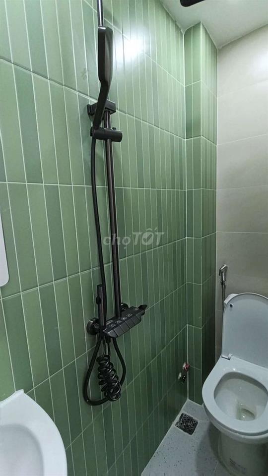 CHỈ 2 Đ / 3 TẦNG / 2PN/ 3 WC / Ô TÔ ĐỖ CỬA/ 1 TRỤC QUANG TRUNG .