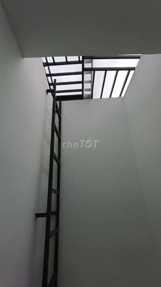 CHỈ 2 Đ / 3 TẦNG / 2PN/ 3 WC / Ô TÔ ĐỖ CỬA/ 1 TRỤC QUANG TRUNG .