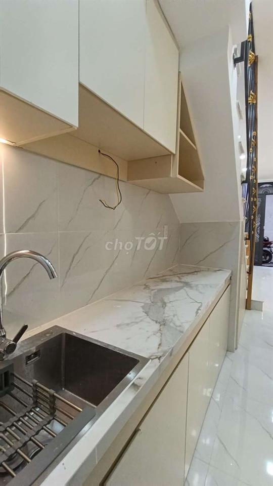 CHỈ 2 Đ / 3 TẦNG / 2PN/ 3 WC / Ô TÔ ĐỖ CỬA/ 1 TRỤC QUANG TRUNG .