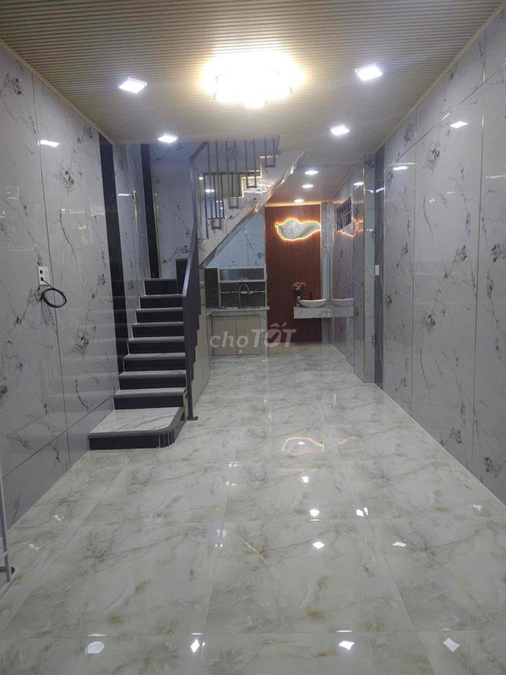 căn nhà ngay trung tâm chợ trường học các cấp