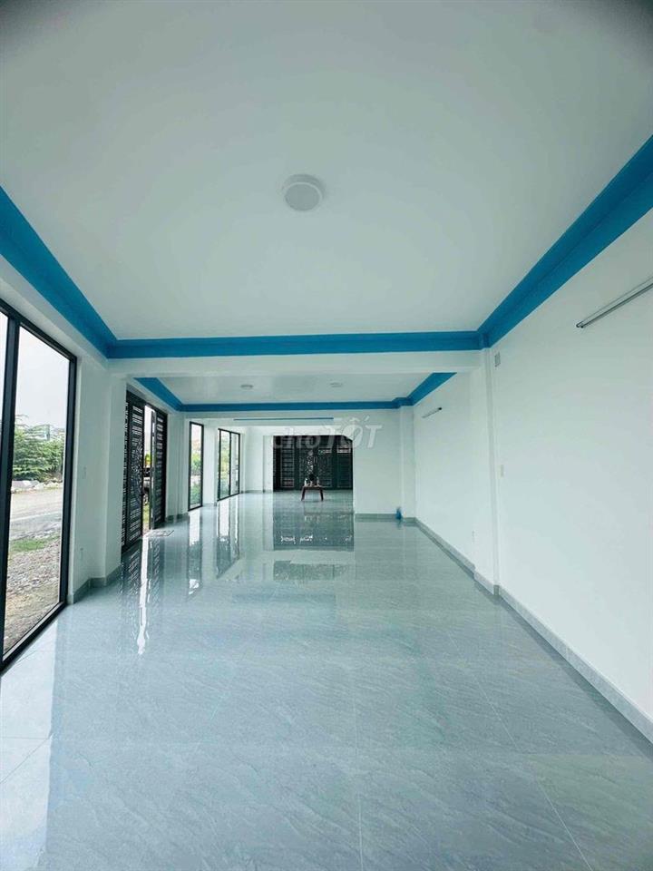 nguyên căn văn phòng to 500m2 sàng