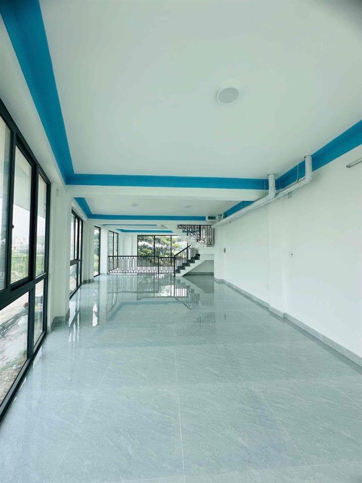 nguyên căn văn phòng to 500m2 sàng