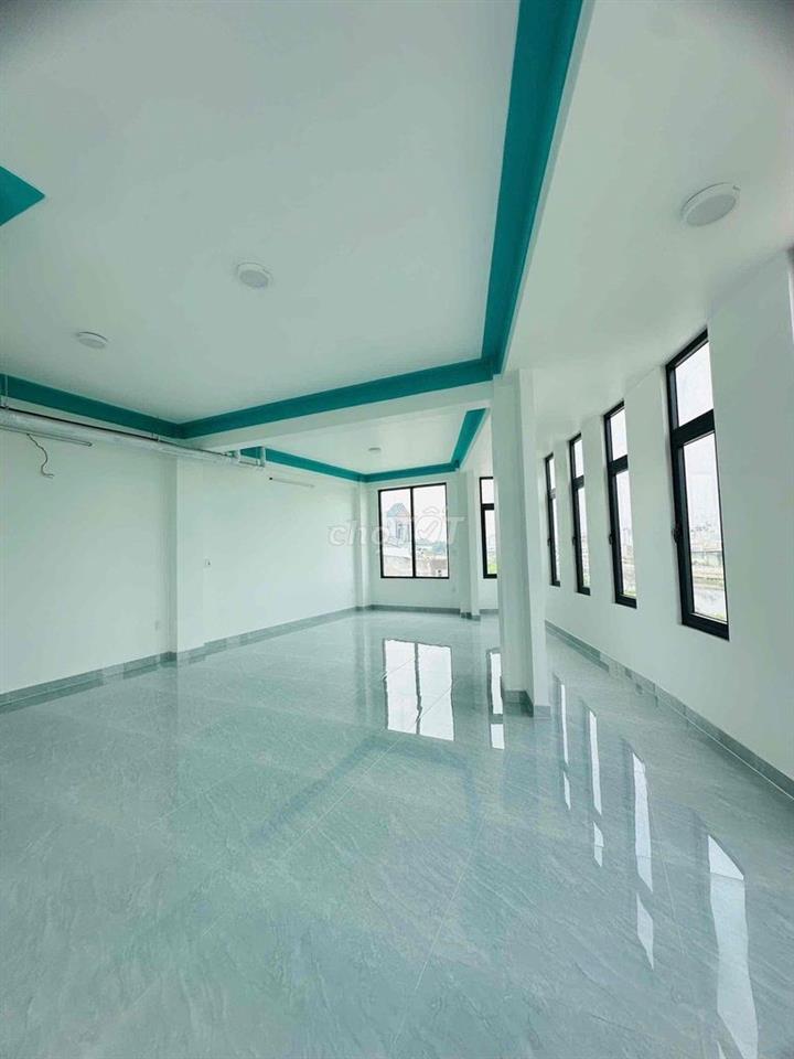 nguyên căn văn phòng to 500m2 sàng