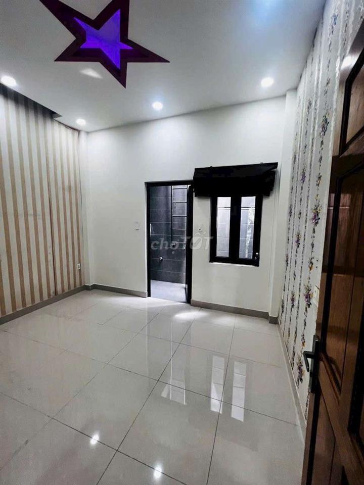 cho thuê nhà 4 phòng ngủ đt 4 x 16 lê văn thọ gò vấp  hẻm xe hơi 12tr