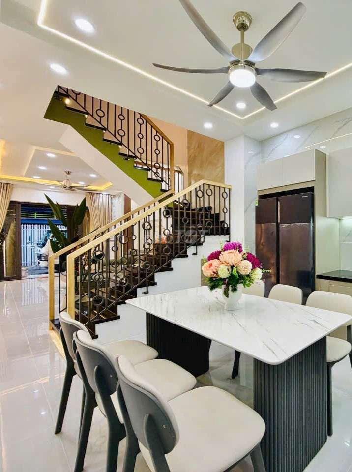 8,8 TỶ SỞ HỮU NHÀ MỚI 4 TẦNG , HẺM Ô TÔ NGAY CHỢ PHẠM VĂN BẠCH!