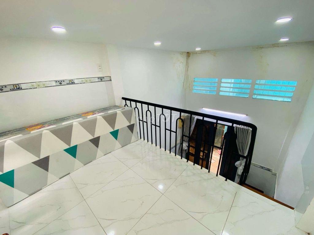 cần người đưa ống thở
