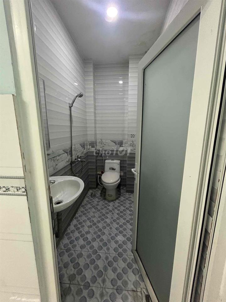 bùi quang là 5^15 trệt 2 lầu 3pn3toilet