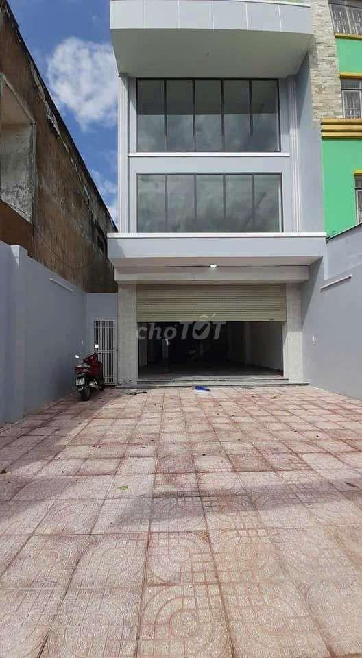 CHO THUÊ NHÀ MẶT TIỀN 935 QUANG TRUNG – VỊ TRÍ ĐẸP, KHÔNG GIAN RỘNG