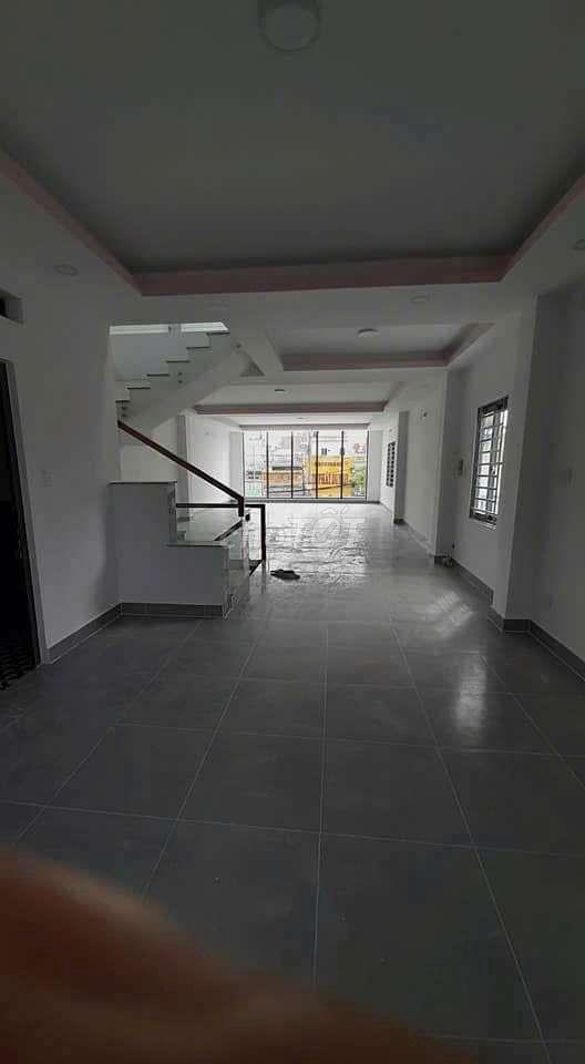 CHO THUÊ NHÀ MẶT TIỀN 935 QUANG TRUNG – VỊ TRÍ ĐẸP, KHÔNG GIAN RỘNG