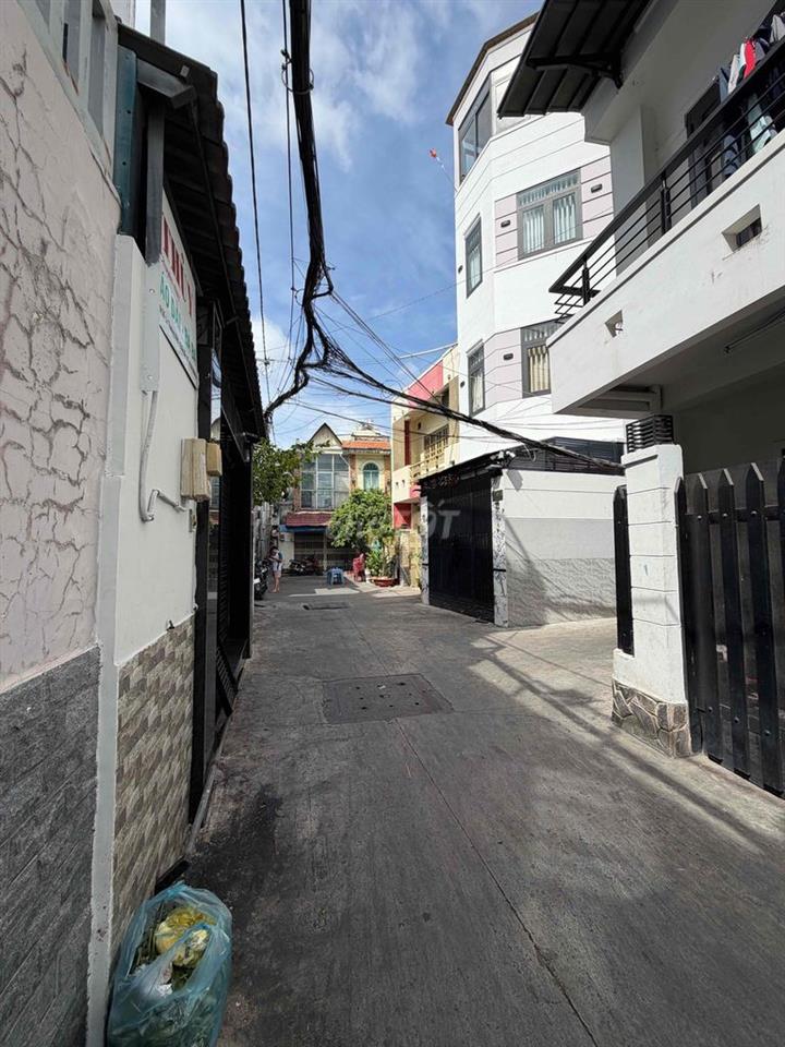 nhà góc 2 mặt tiền hẻm xe hơi đậu trước cửa , ngay chợ gò Vấp