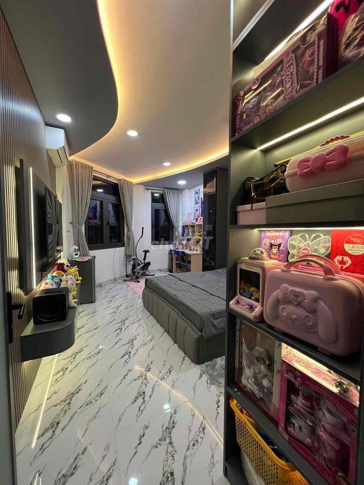 nhà góc 2 mặt tiền hẻm xe hơi đậu trước cửa , ngay chợ gò Vấp